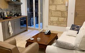 Appartement Cosy Avec Climatisation Et Patio Centre Historique De Bordeaux